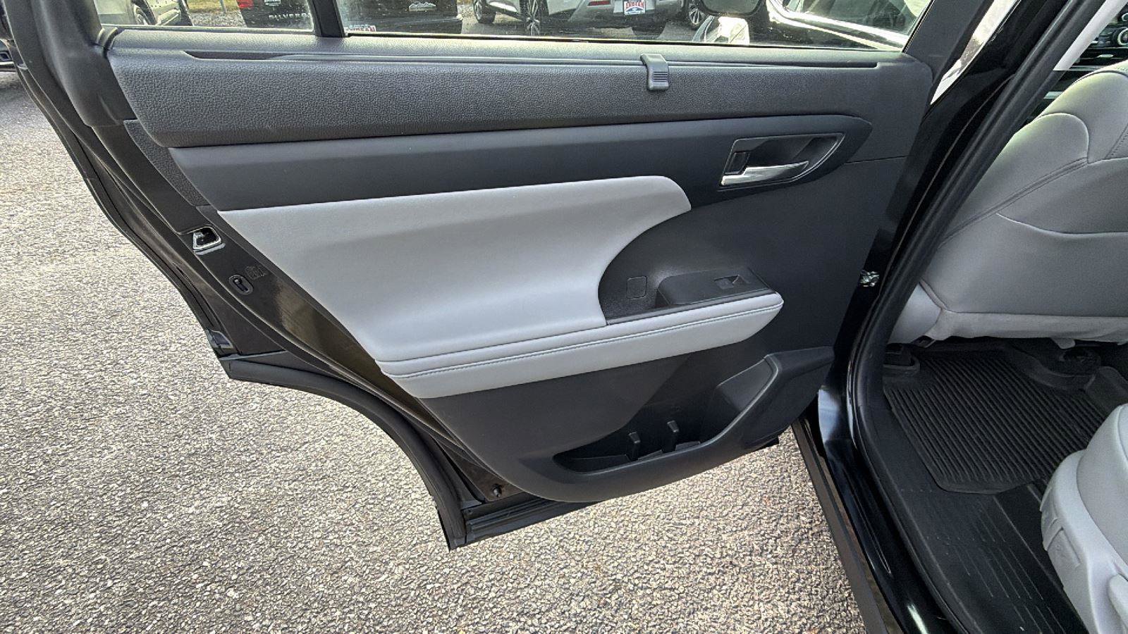 Used 2022 Toyota Highlander XLE FWD image 20
