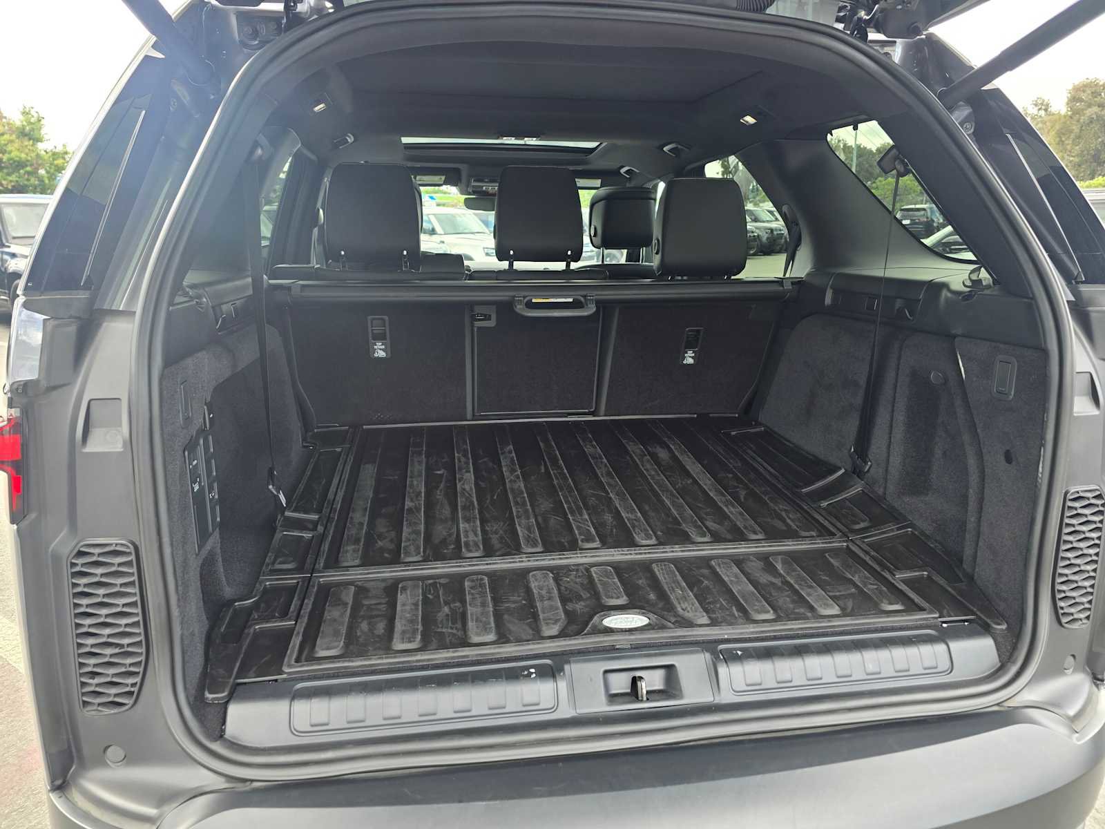 Used 2025 Land Rover Discovery S image 18