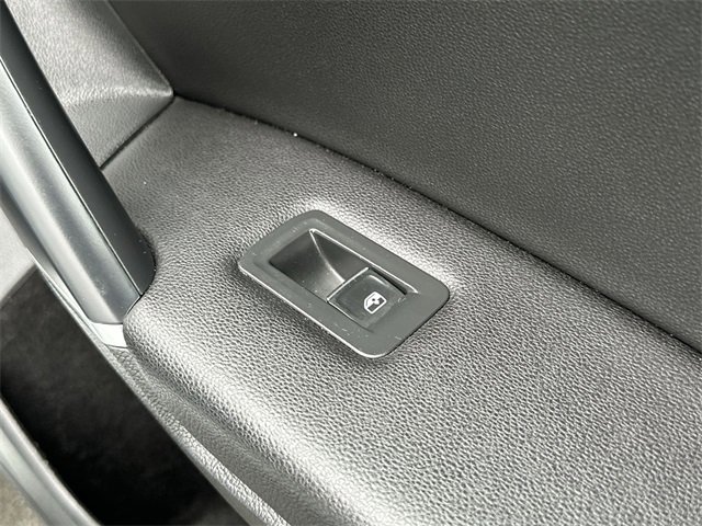 Used 2020 Volkswagen Tiguan SE R-Line image 33