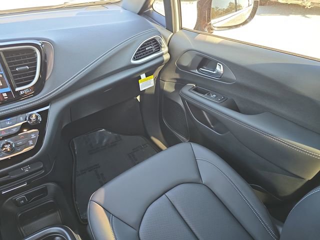 New 2026 Chrysler Pacifica Select image 12
