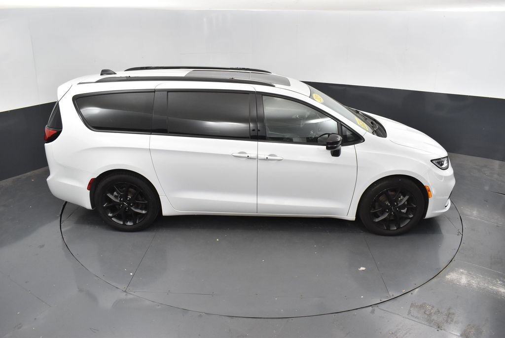 Used 2025 Chrysler Pacifica Limited FWD image 40