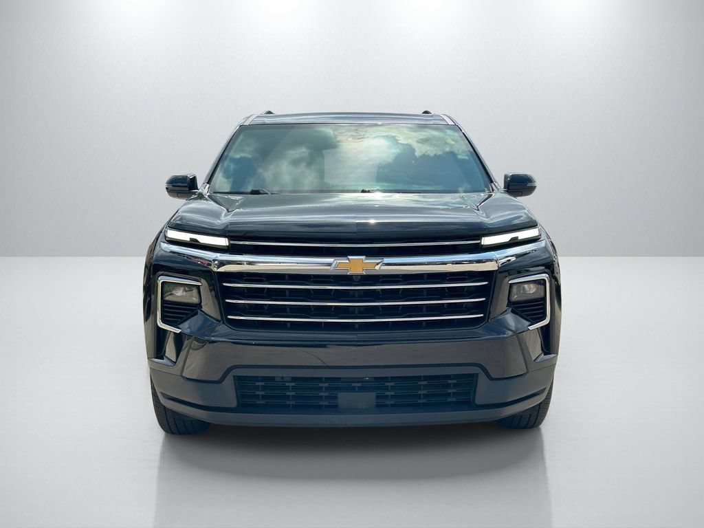 Used 2025 Chevrolet Traverse LT FWD image 2