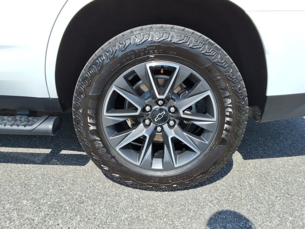 Certified 2023 Chevrolet Tahoe Z71 w/ Luxury Package AWD/4WD image 13