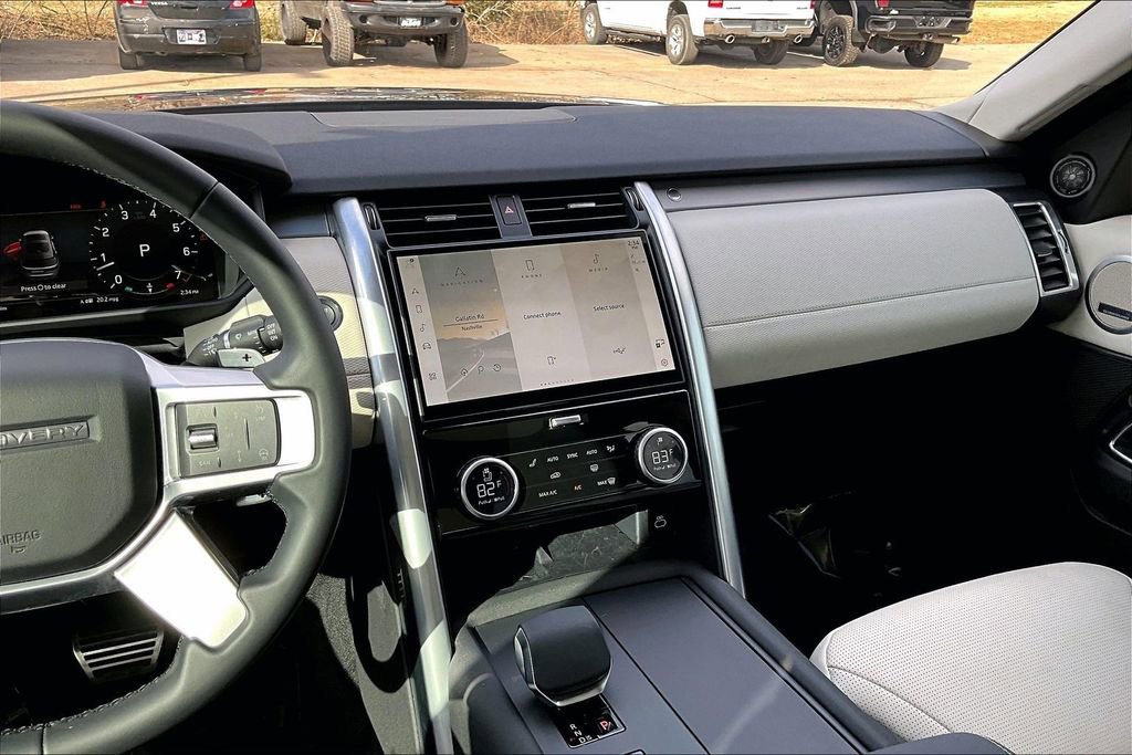 Used 2025 Land Rover Discovery Dynamic SE AWD/4WD image 12