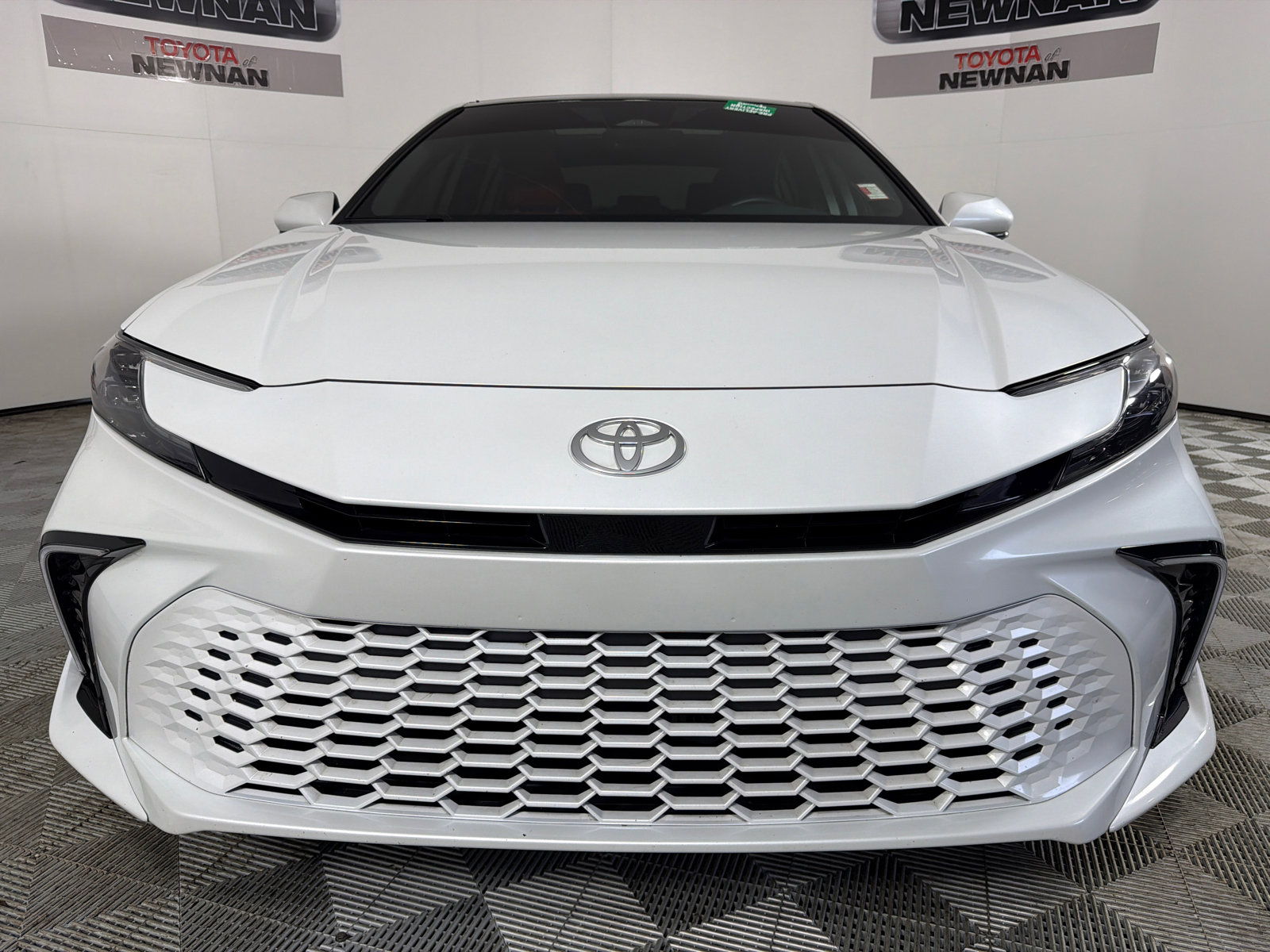 Used 2025 Toyota Camry XSE FWD image 9