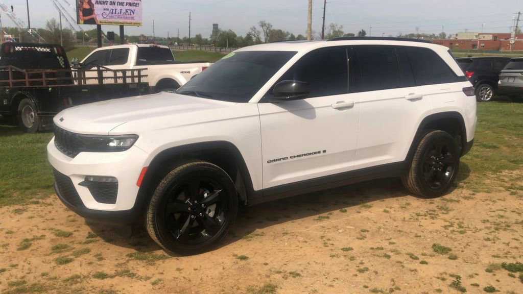 Used 2025 Jeep Grand Cherokee Limited w/ Black Appearance Package AWD/4WD image 3