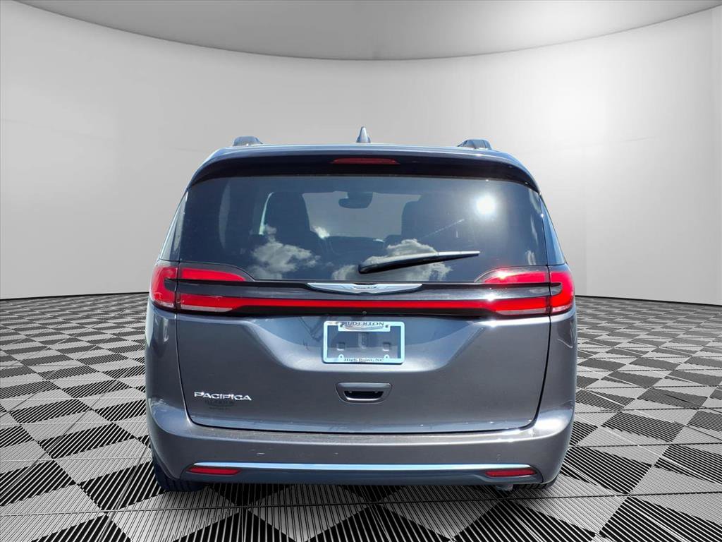 Used 2022 Chrysler Pacifica Touring-L FWD image 6