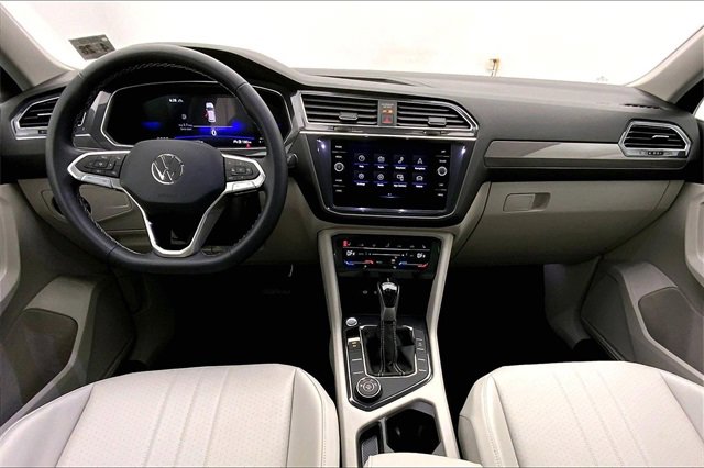 Used 2023 Volkswagen Tiguan SE w/ Panoramic Sunroof Package image 15