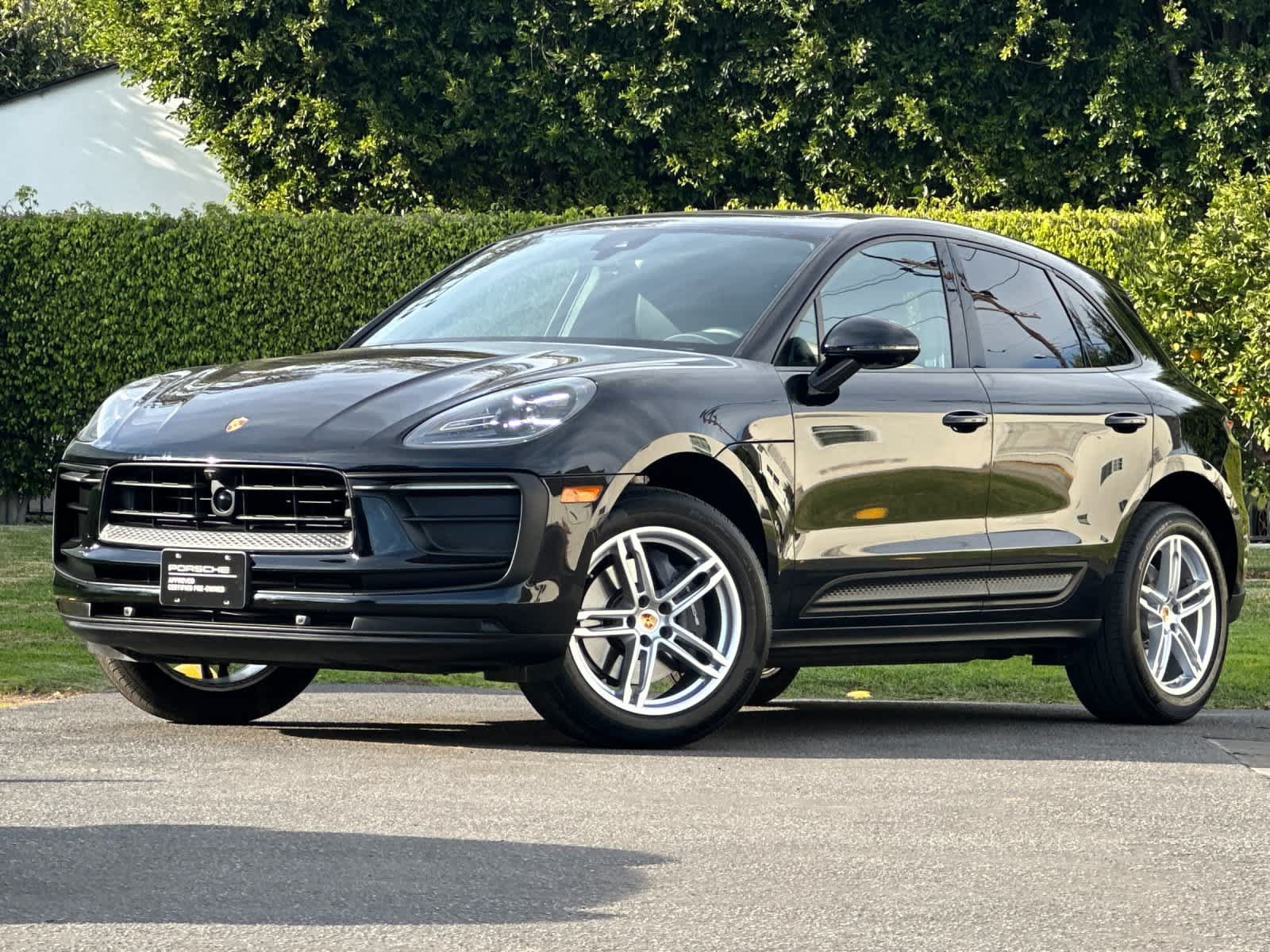 Certified 2025 Porsche Macan AWD/4WD image 1