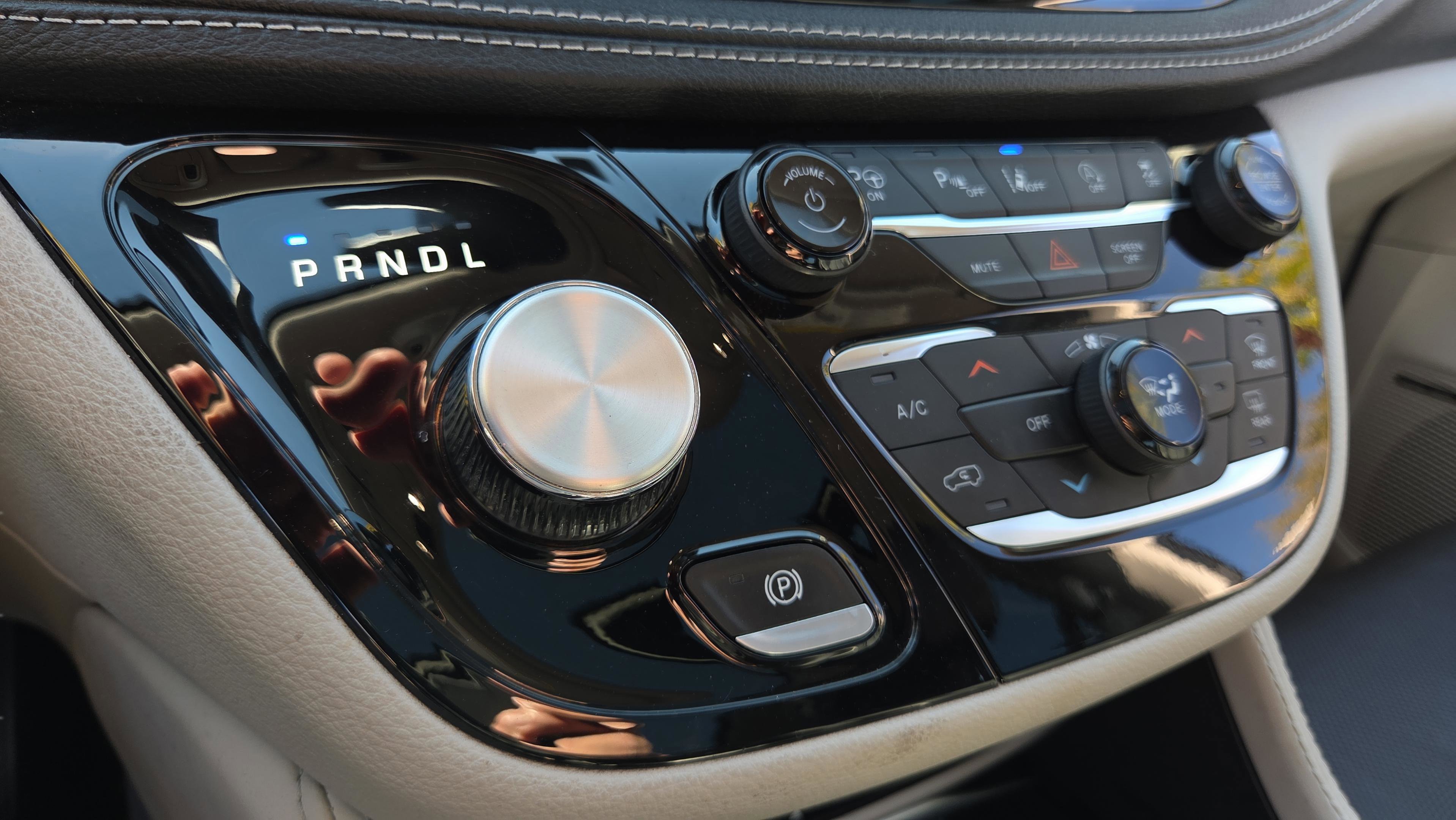 Used 2023 Chrysler Pacifica Limited w/ Uconnect Theater Family Group image 32