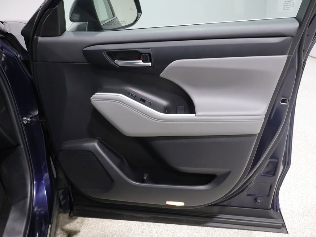 Used 2023 Toyota Highlander XLE image 24