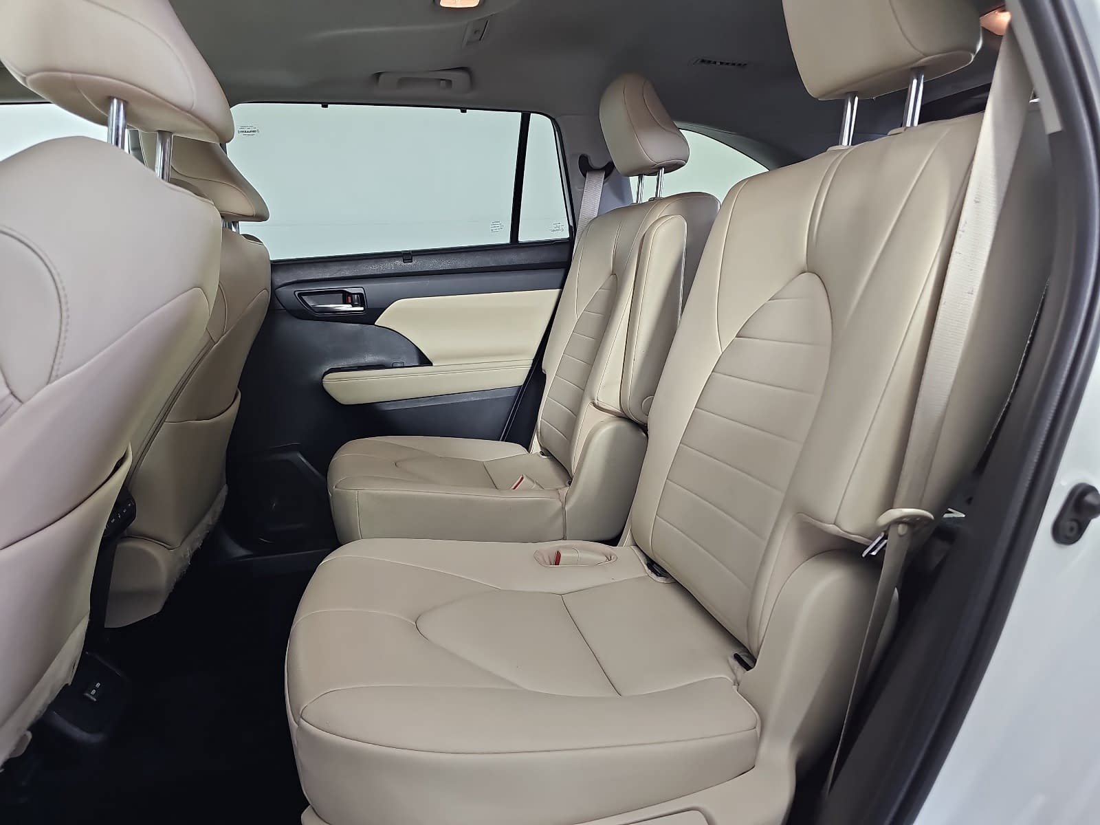 Used 2023 Toyota Highlander XLE FWD image 14
