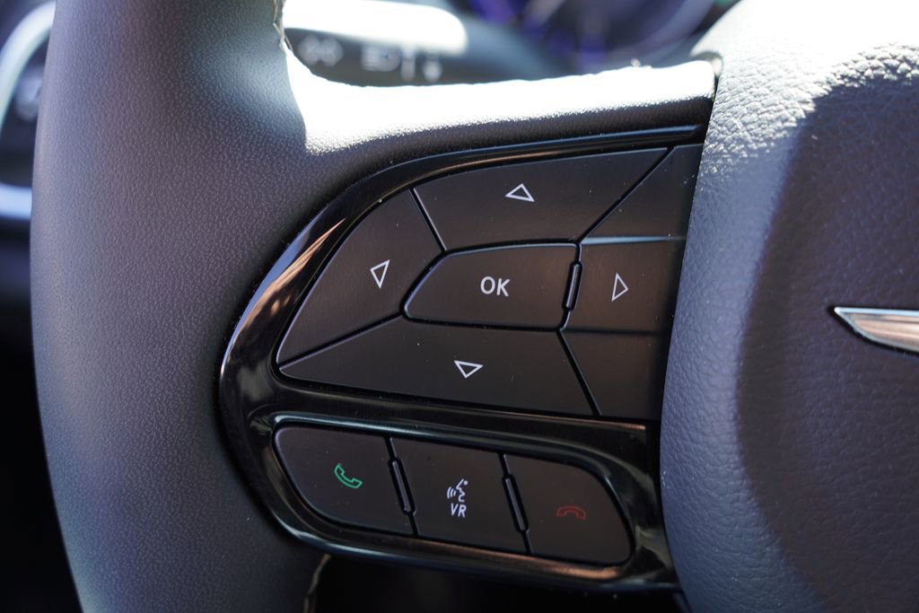 Used 2025 Chrysler Pacifica Limited image 35