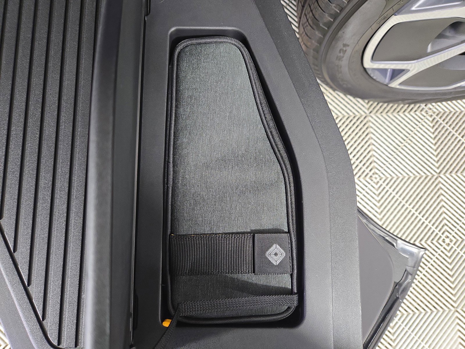 Used 2024 Rivian R1T Adventure AWD/4WD image 32