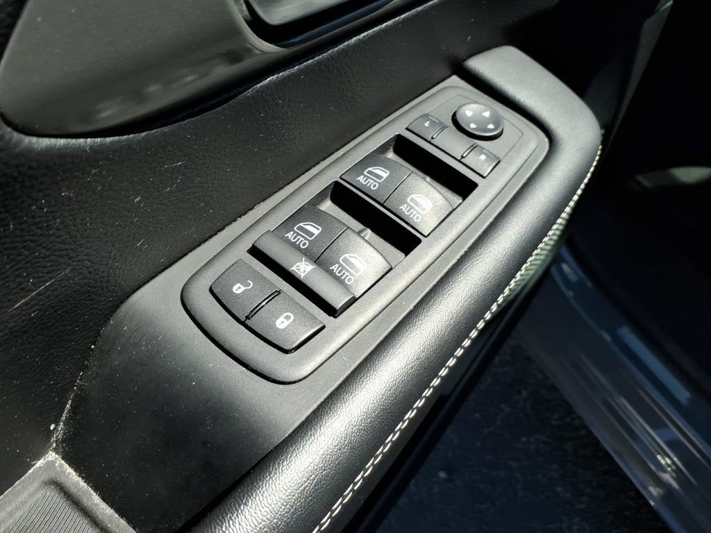 Used 2025 Chrysler Pacifica Select image 11
