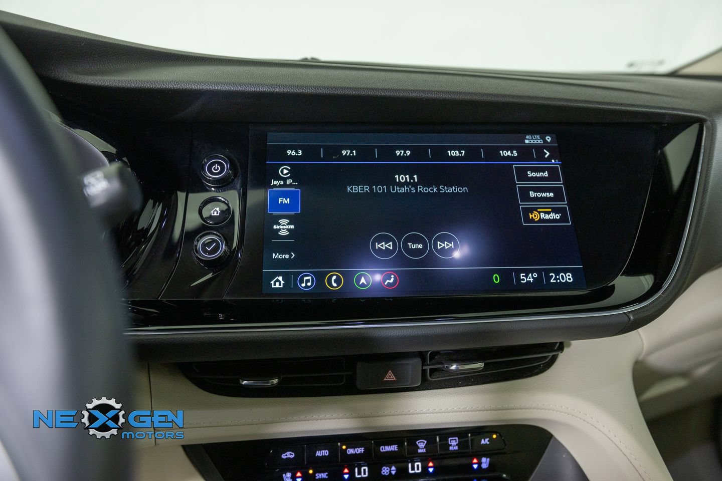 Used 2022 Buick Envision Avenir w/ Technology Package II FWD image 17