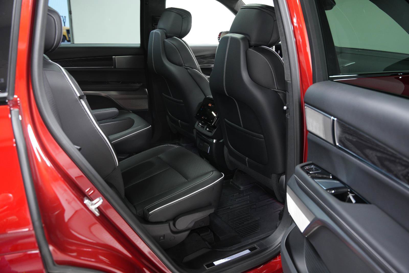Used 2026 Cadillac Vistiq Platinum w/ LPO, Floor Liner Package AWD/4WD image 22