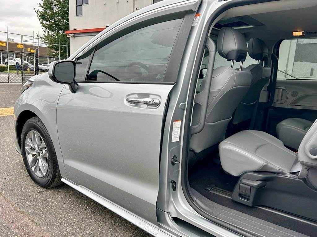 Certified 2022 Toyota Sienna XLE w/ XLE Plus Package FWD image 11
