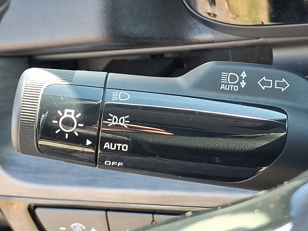 Used 2024 Kia Carnival EX image 27