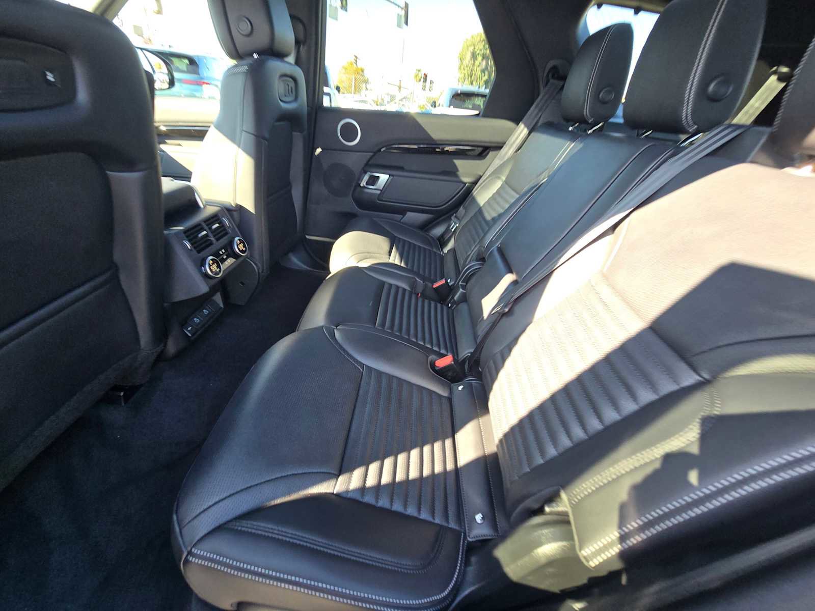 New 2025 Land Rover Discovery S image 21