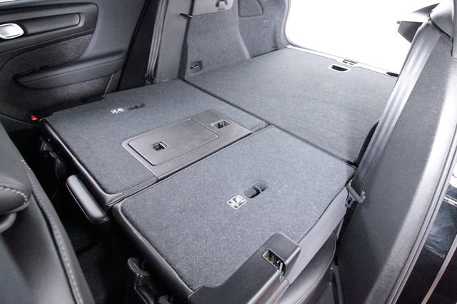 Certified 2025 Volvo XC40 B5 Core image 33