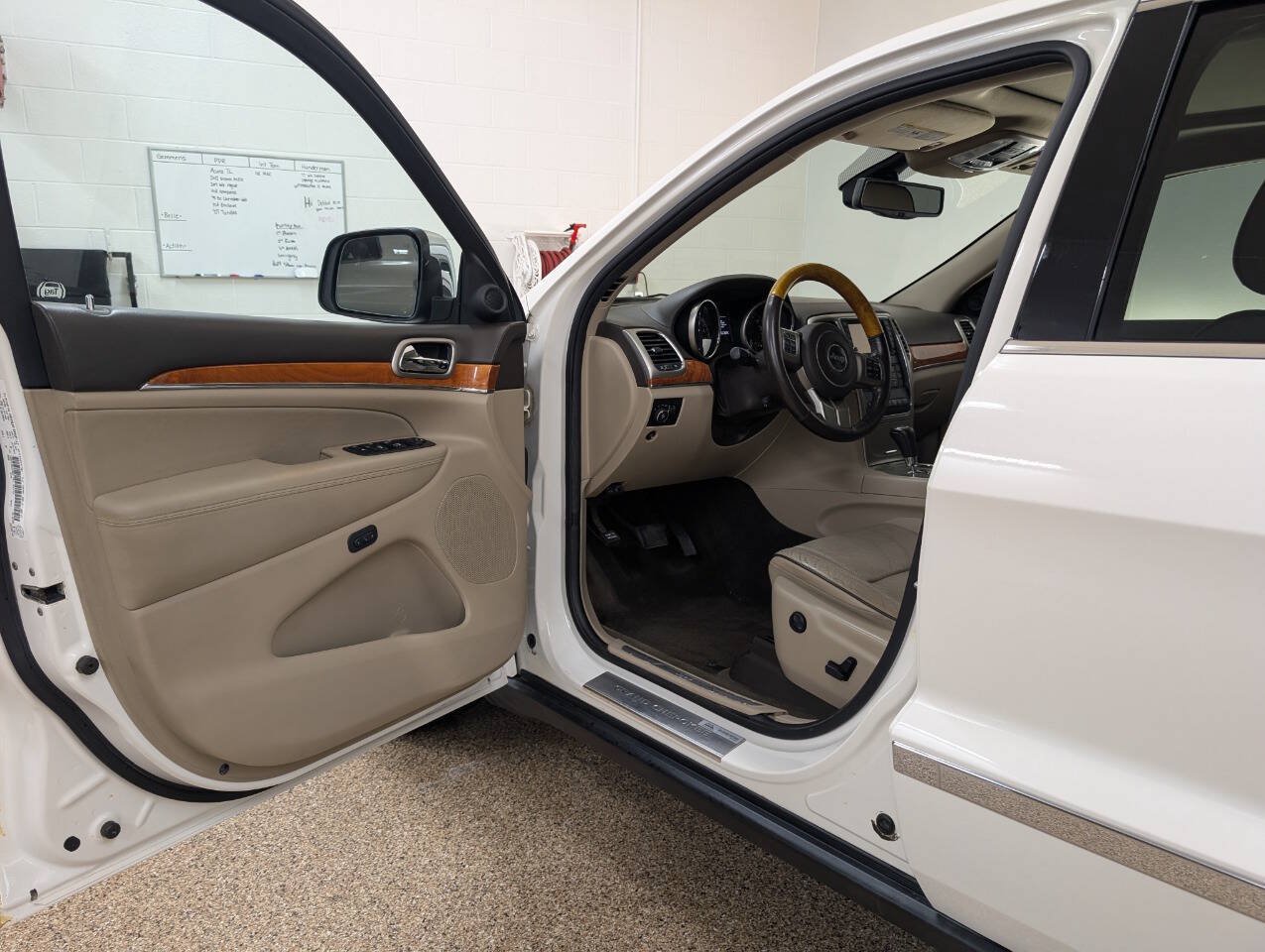 Used 2012 Jeep Grand Cherokee Overland w/ Mopar Chrome Edition Group AWD/4WD image 6