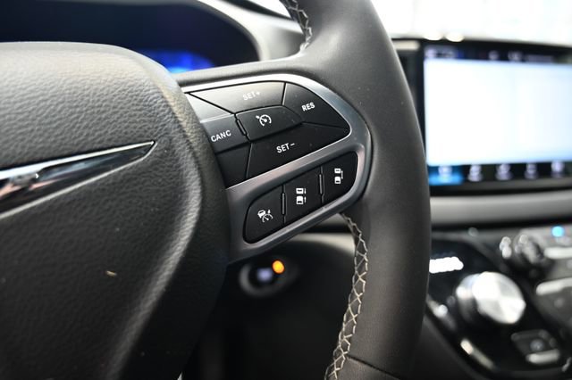 Used 2025 Chrysler Pacifica Select image 23