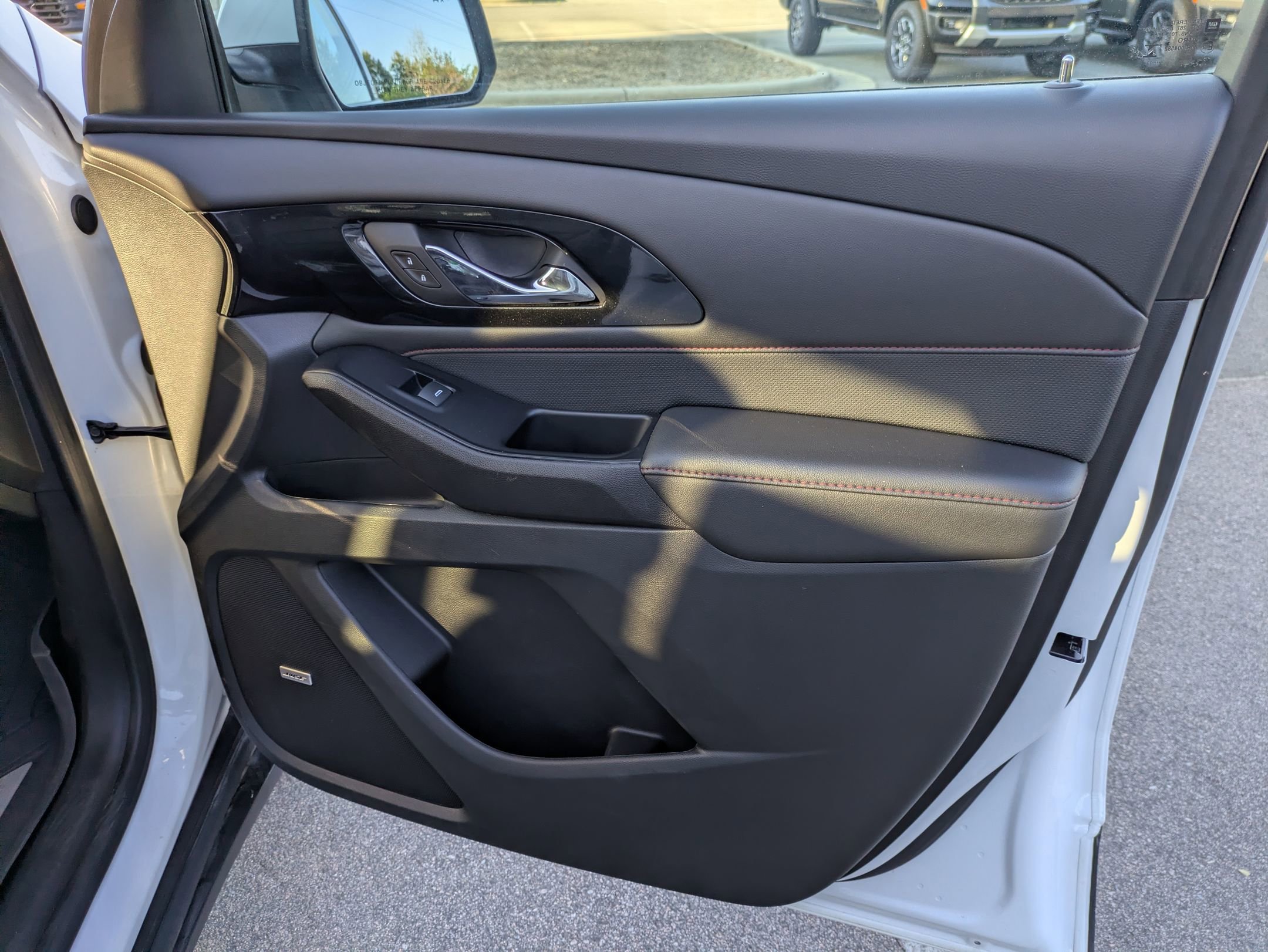 Used 2023 Chevrolet Traverse RS FWD image 40