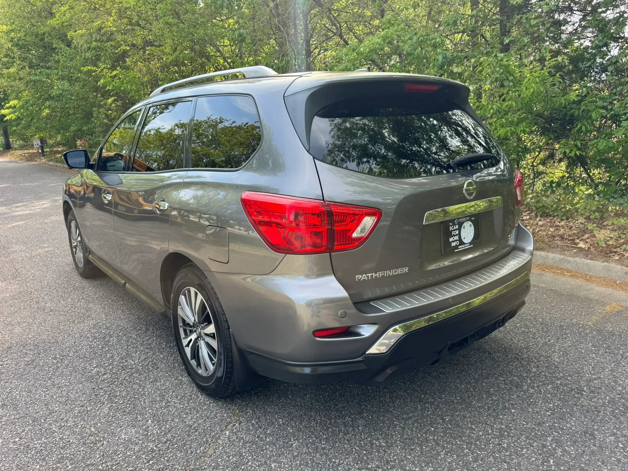 Used 2017 Nissan Pathfinder SL w/ SL Tech Package image 2