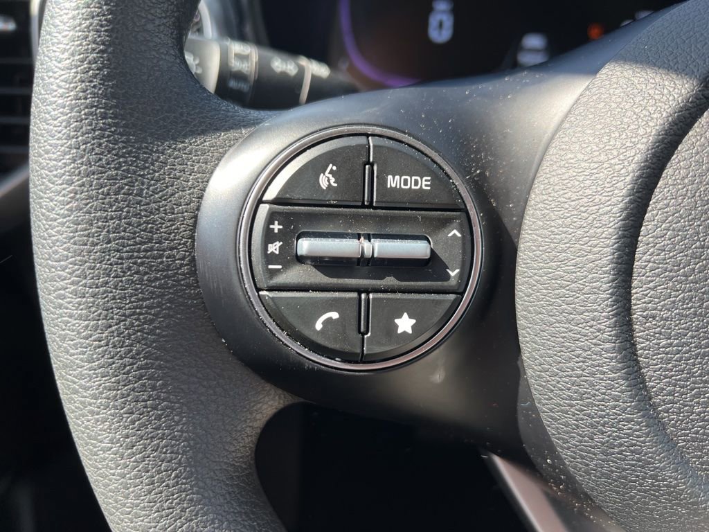 Used 2025 Kia Soul LX w/ LX Technology Package FWD image 12