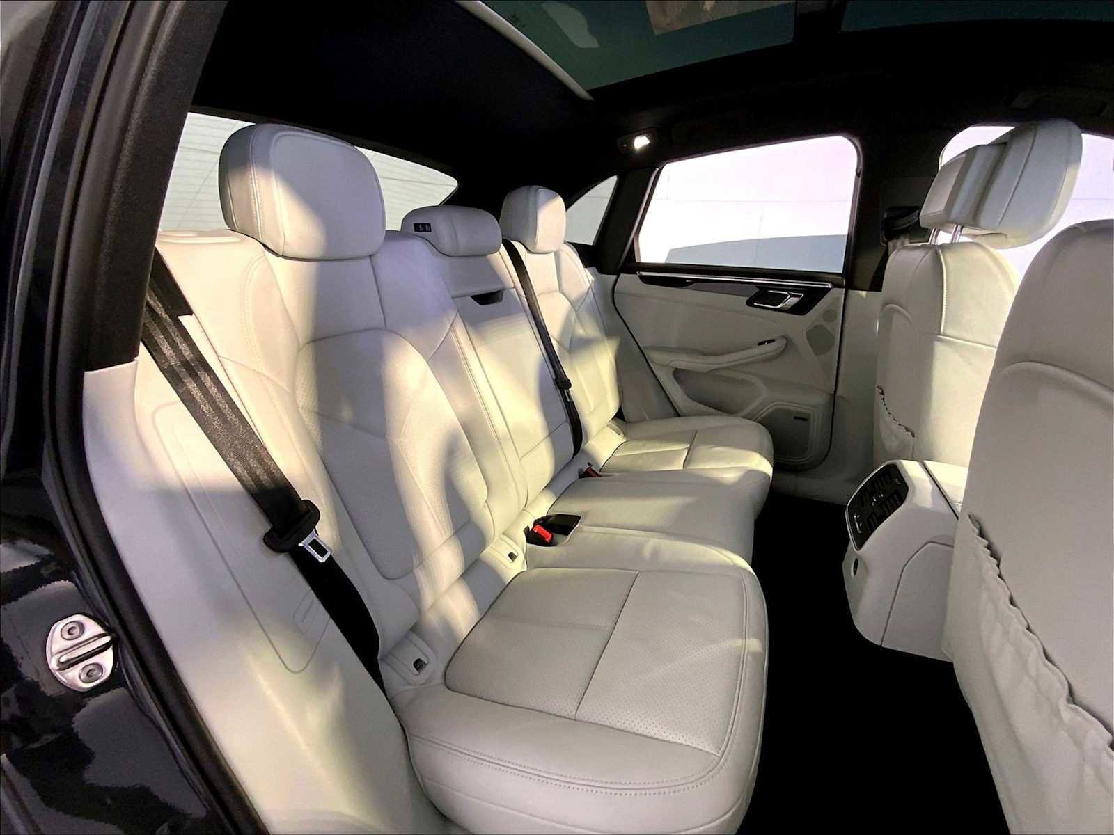 Certified 2023 Porsche Macan S AWD/4WD image 23