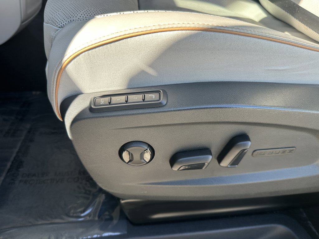 Used 2025 Volkswagen ID. Buzz 1st Edition AWD/4WD image 36
