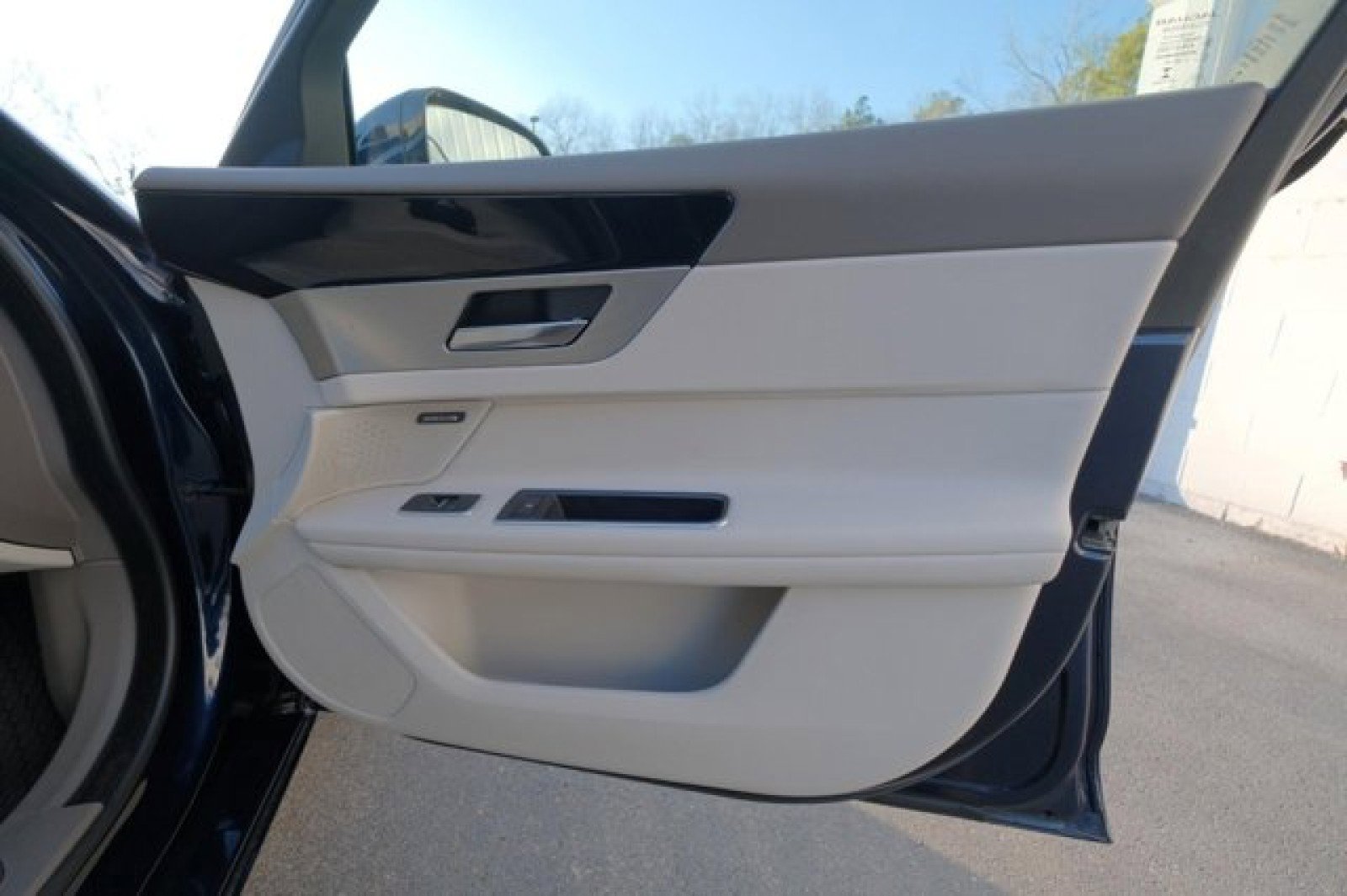 Used 2020 Jaguar XF Premium image 18