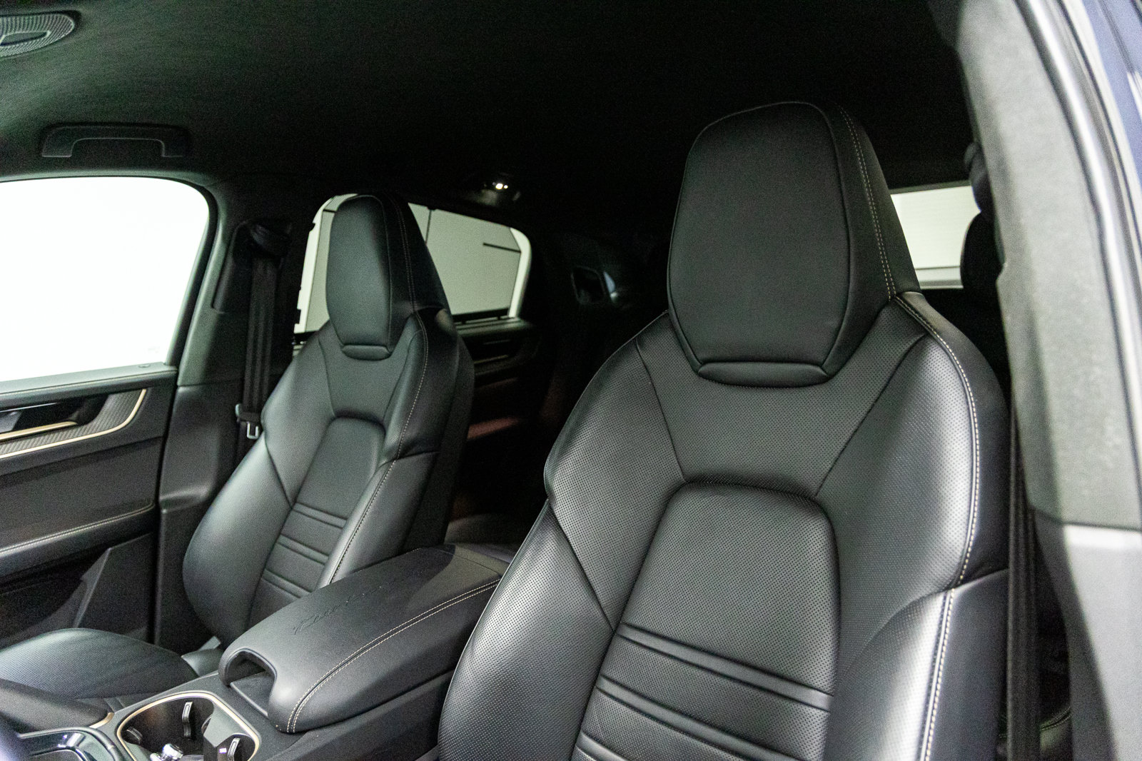 Used 2024 Porsche Cayenne Turbo GT AWD/4WD image 31