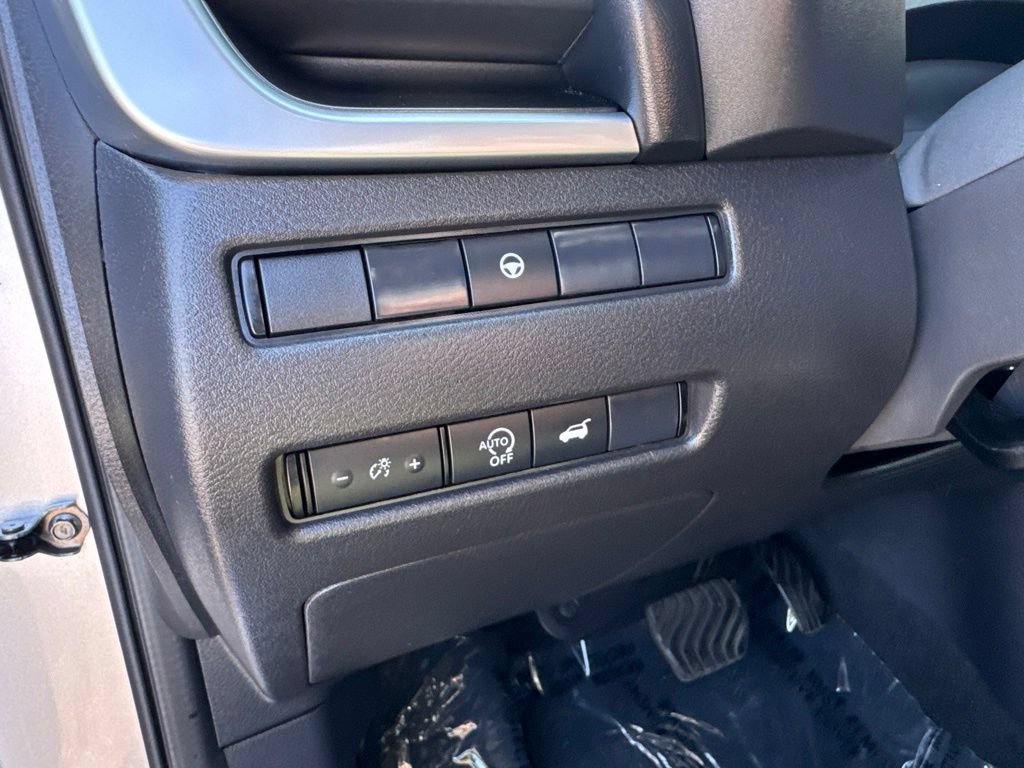Used 2025 Nissan Rogue SV FWD image 25