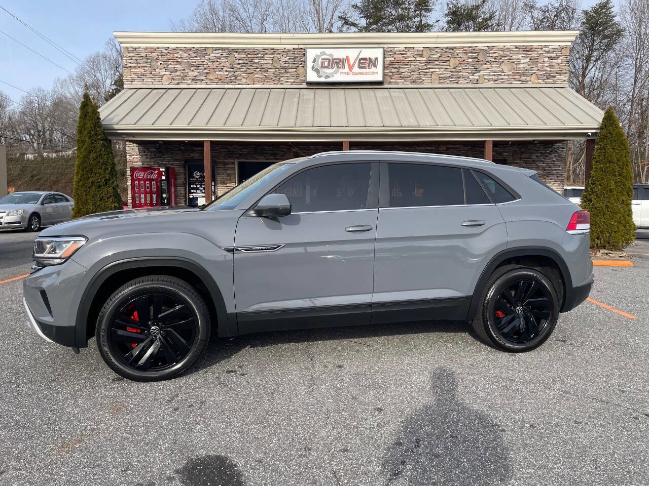 Used 2021 Volkswagen Atlas Cross Sport SE image 1