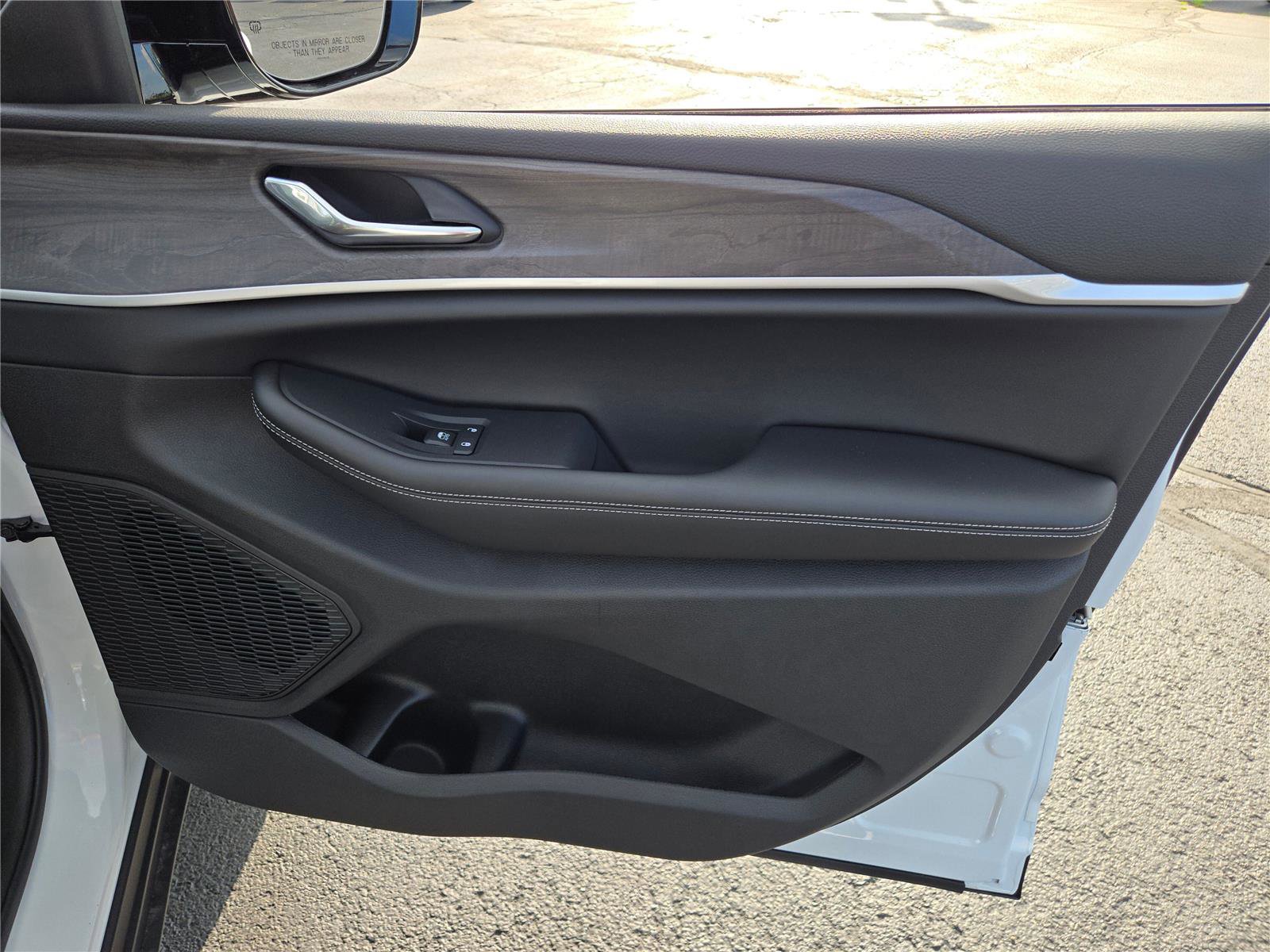 New 2025 Jeep Grand Cherokee Limited w/ Black Appearance Package image 4