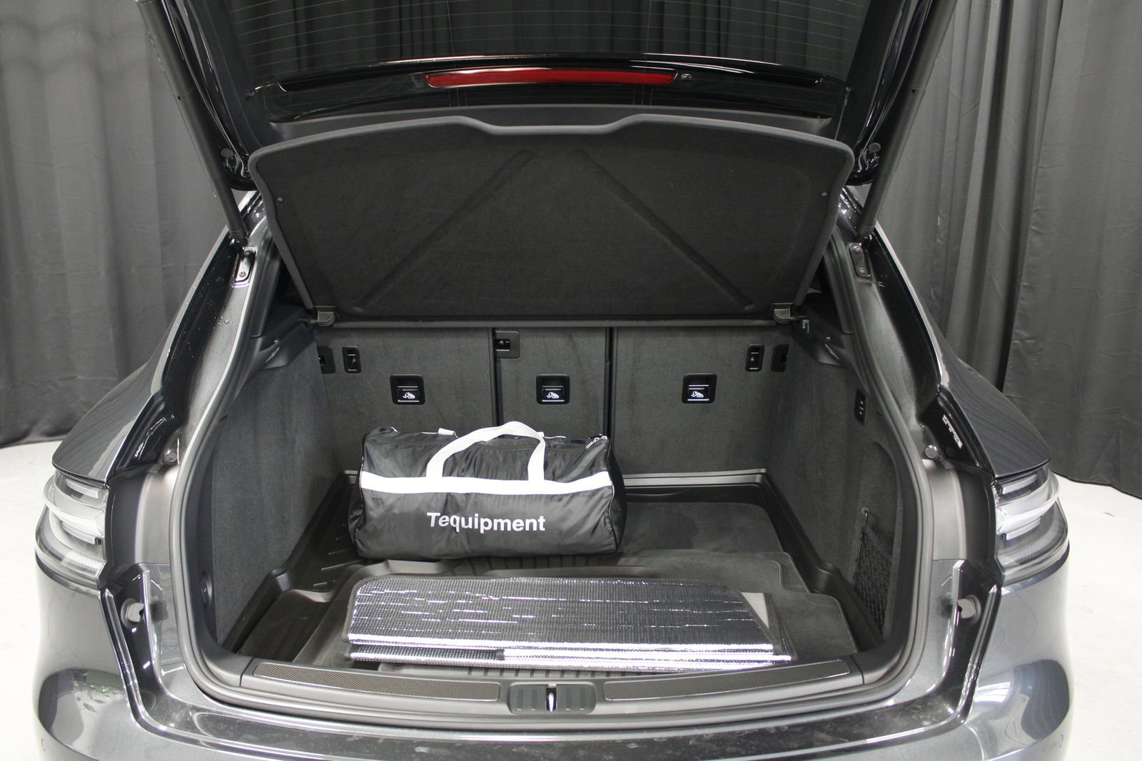 Certified 2025 Porsche Macan GTS image 16