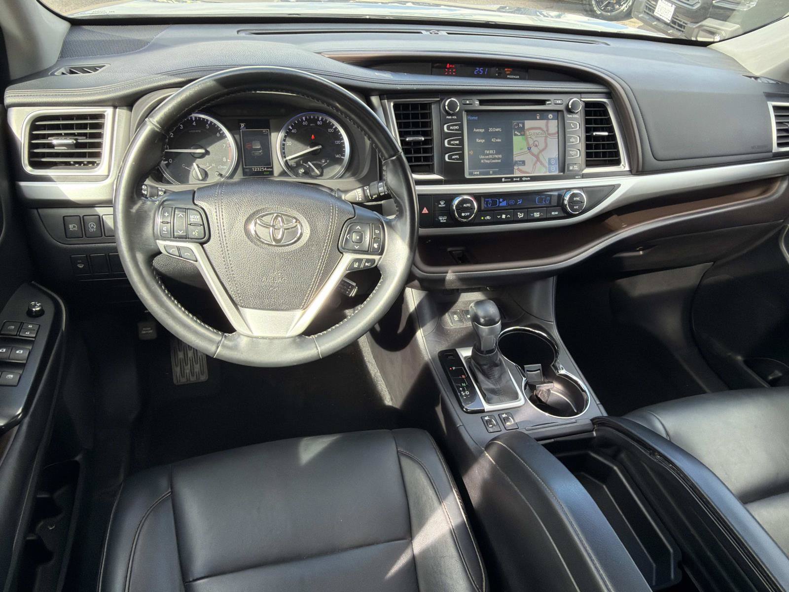 Used 2017 Toyota Highlander XLE w/ Carpet Mat Package AWD/4WD image 8