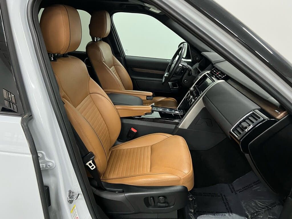 Used 2018 Land Rover Discovery HSE image 16