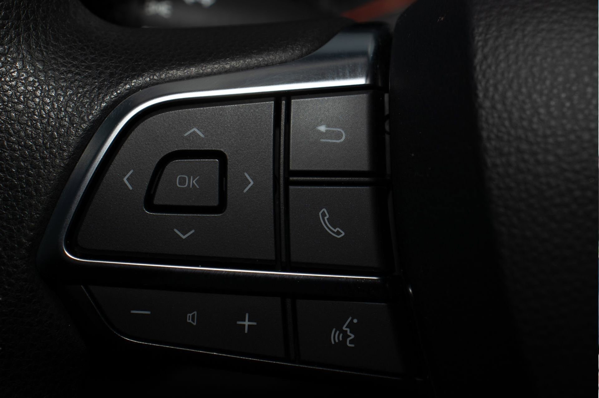 Used 2020 Toyota Highlander L image 28