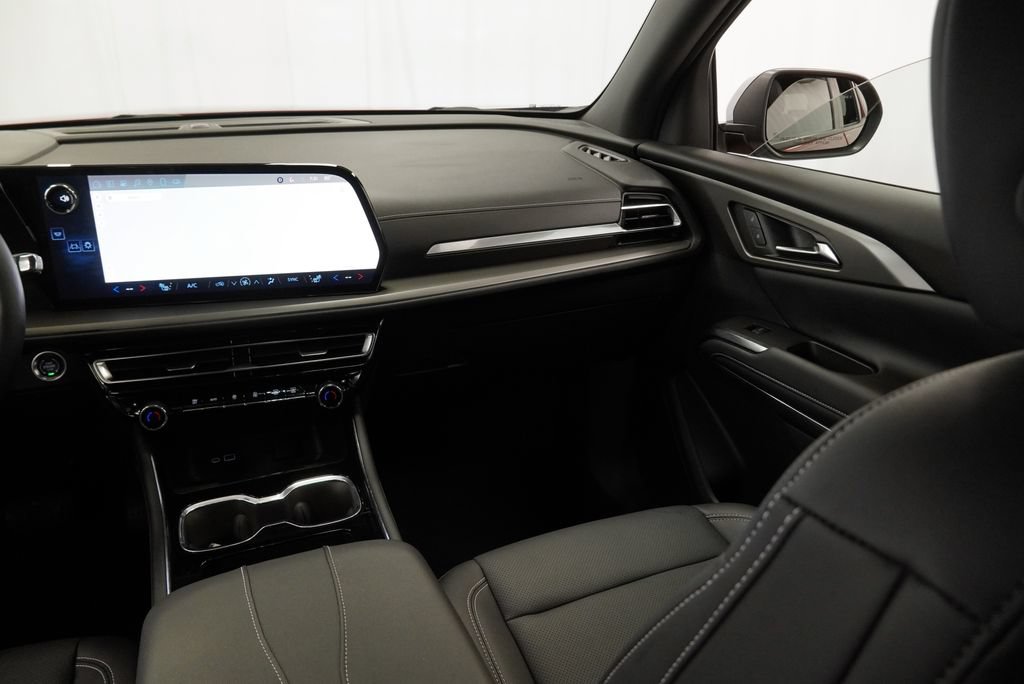 Used 2025 Chevrolet Traverse LT w/ Driver Confidence Package FWD image 16
