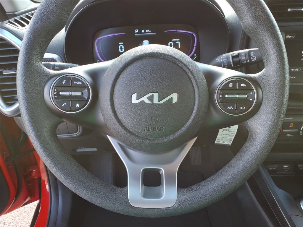 Used 2025 Kia Soul LX w/ LX Technology Package FWD image 21
