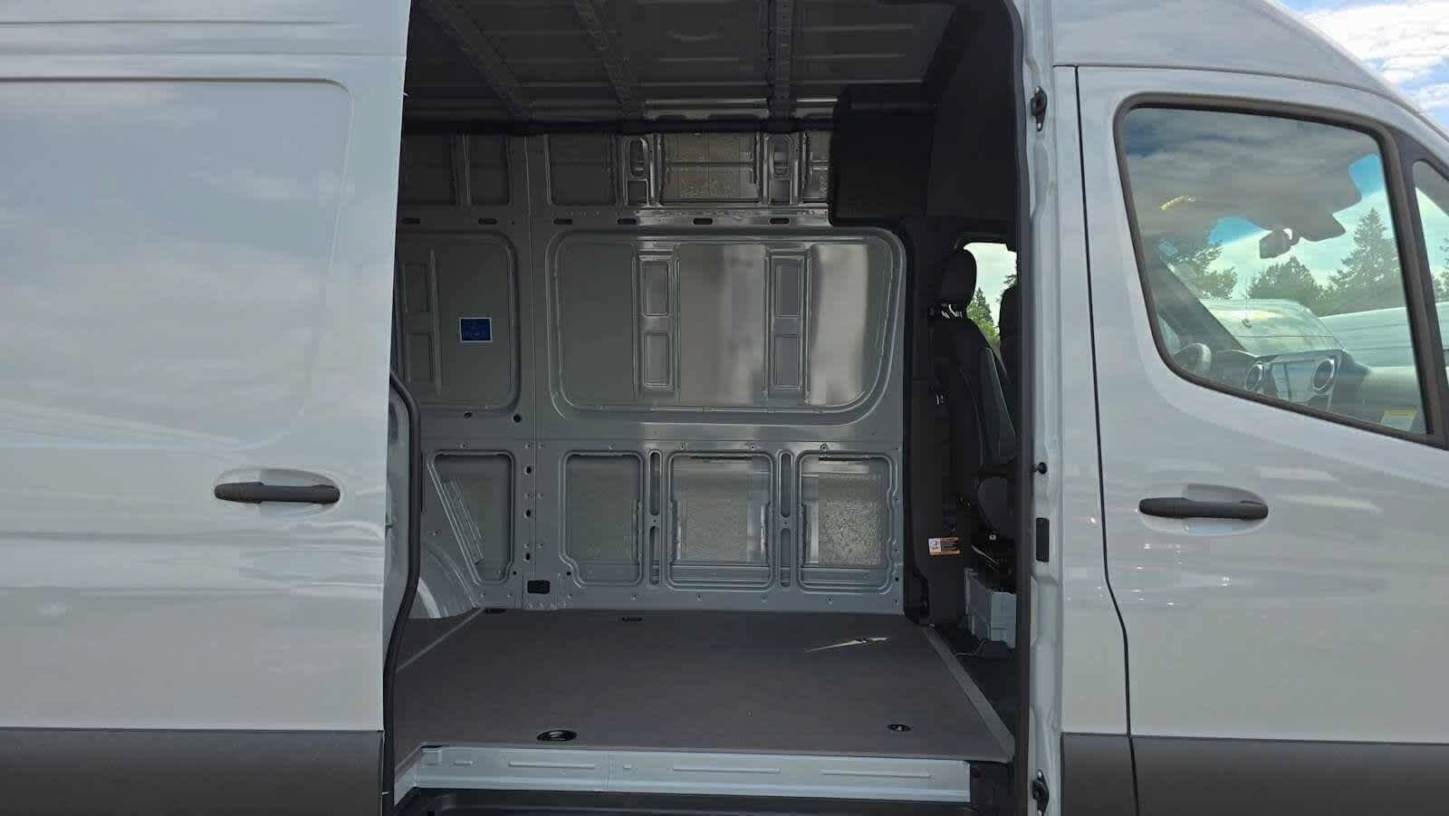 Used 2025 Mercedes-Benz Sprinter 2500 image 14