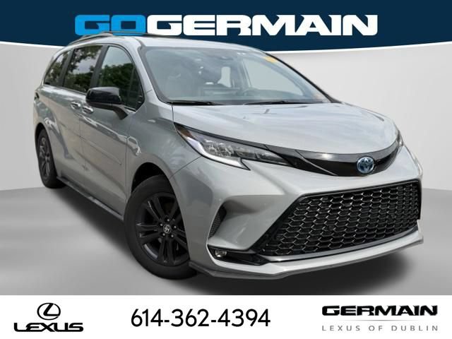 Used 2025 Toyota Sienna XSE w/ XSE Plus Package AWD/4WD image 4