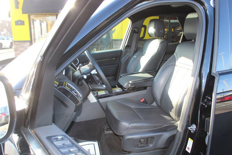 Used 2017 Land Rover Discovery HSE AWD/4WD image 13