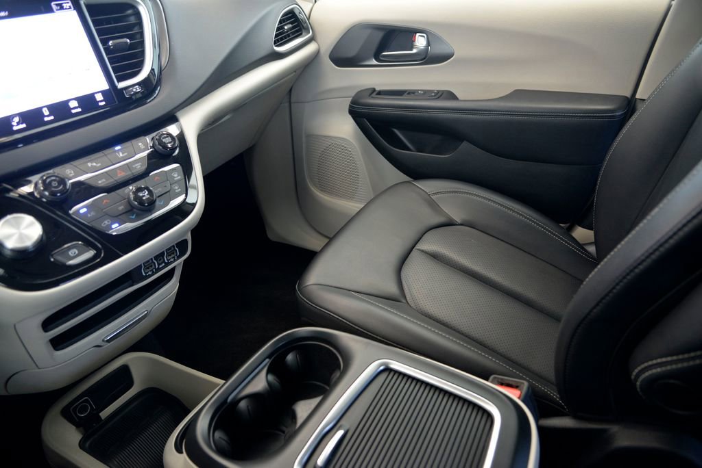 Used 2023 Chrysler Pacifica Touring-L FWD image 27
