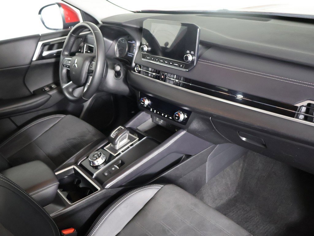 Used 2024 Mitsubishi Outlander SE image 27