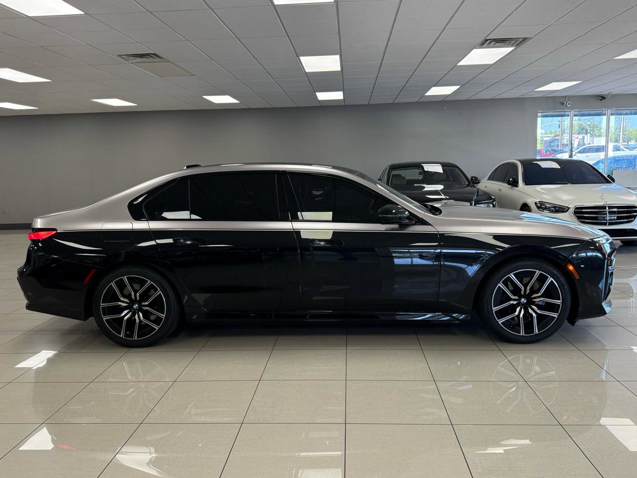 Used 2024 BMW 740i w/ Premium Package RWD image 4