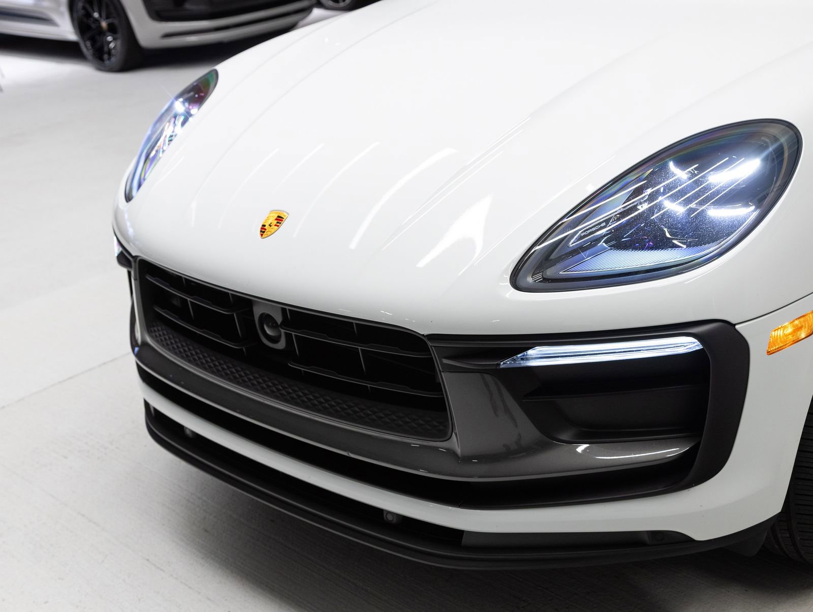 Certified 2023 Porsche Macan Turbo AWD/4WD image 32